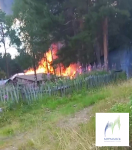 Сильный пожар в поселке Верхнетуломский: огонь перекинулся на дома