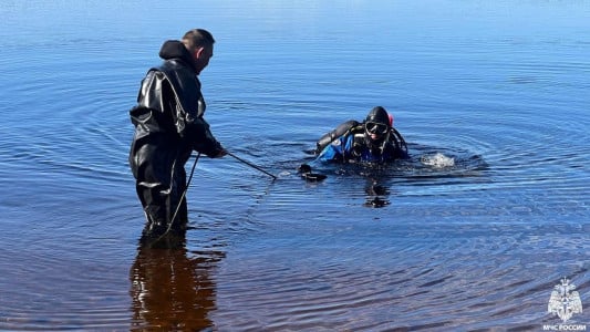 Поиски на реке Кола закончены: тело утонувшего подняли на берег