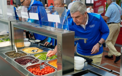 Британцы негодуют: в Олимпийской деревне подают сырое мясо — с такой едой рекордов точно не поставить