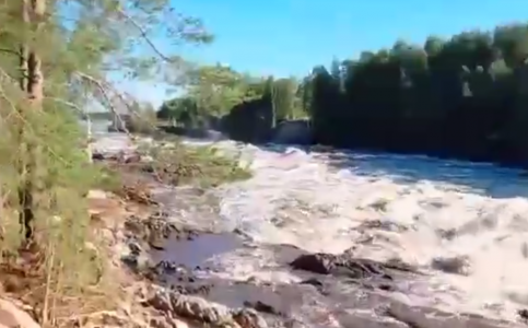 Катастрофа в Карелии: Вода из Беломорканала из-за прорыва хлынула на дачников Сегежского округа — шесть человек пропали, что известно к этому часу