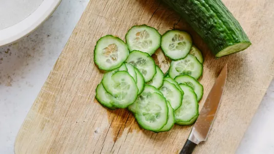 Нарезаю огурцы и готовлю ароматную закуску: уходит всего несколько минут — вкуснее простого салата