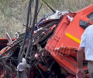 Не должен был оказаться на дороге: Грузовик, вызвавший крушение поезда под Волгоградом, был арестован за долги