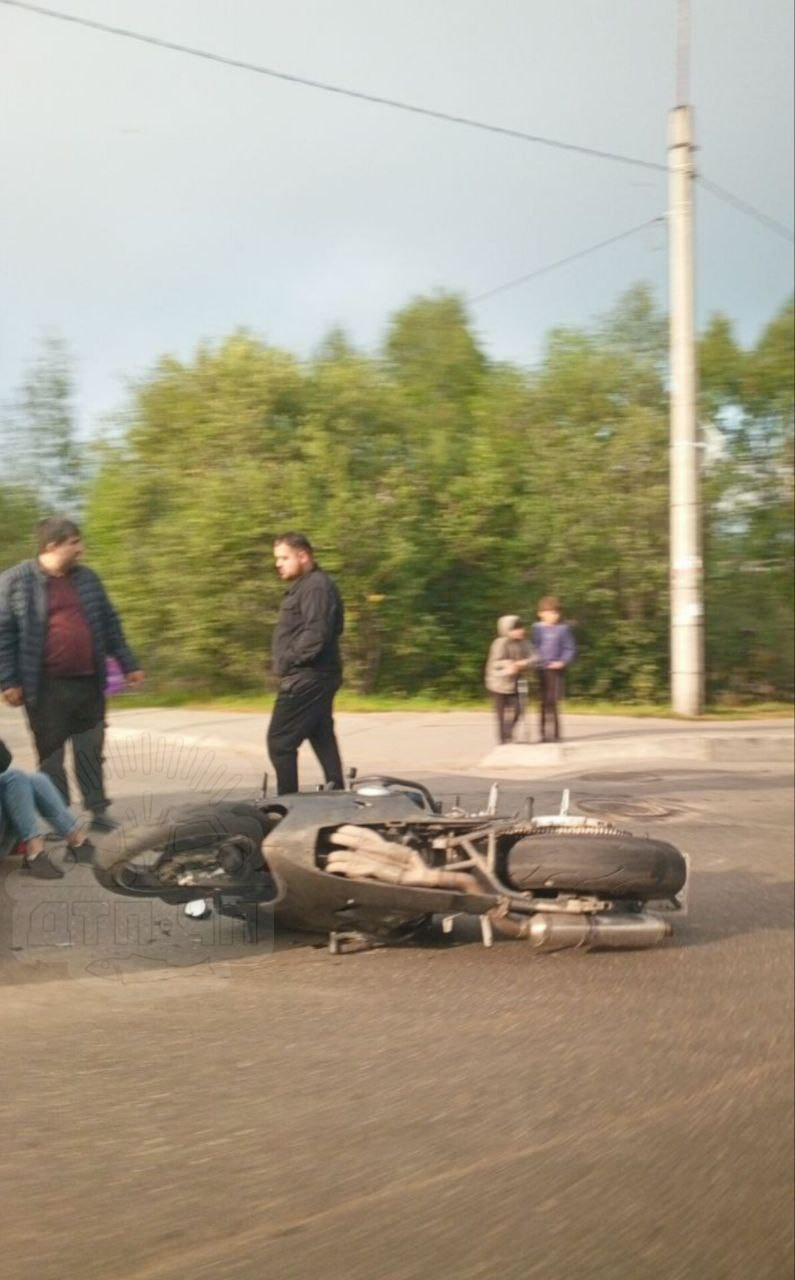 Соцсети: девушка на мотоцикле влетела в автомобиль в Мурманске