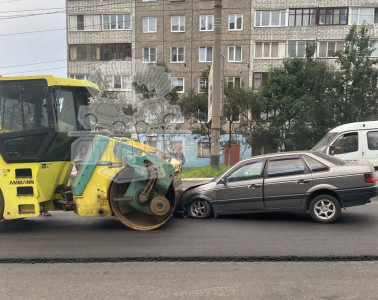 Легковушка влетела в каток в Мурманске