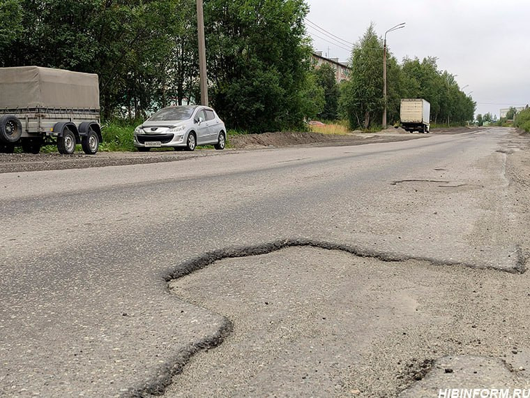 «Не успел — получишь штраф!»: подрядчик не смог вовремя закончить ремонт дороги в Апатитах