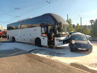 Влетел в бок: автобус столкнулся с легковушкой в Мурманске