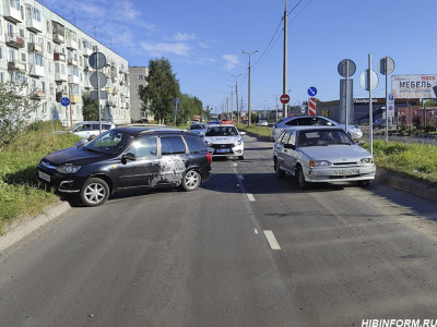 В Апатитах два автомобиля наглухо «запечатали» движение на улице