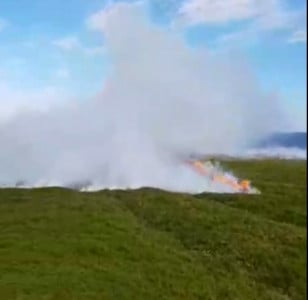 На полуострове Рыбачий вновь полыхает пожар — его пытается потушить местный гид