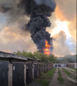 «Вот это жахнуло, чуть не снесло»: появились первые кадры с места взрыва на нефтехимическом заводе в Башкирии — число пострадавших растет