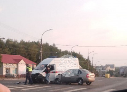 Машина скорой помощи попала в аварию в Мурманске