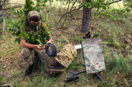 ВСУ теряют связь под Харьковом: Русские РЭБ выводят из строя хваленые американские «Старлинки» — техника барахлит не по-детски