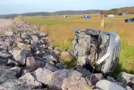 Пьяный водитель слетел с дороги в Териберке и перевернул машину