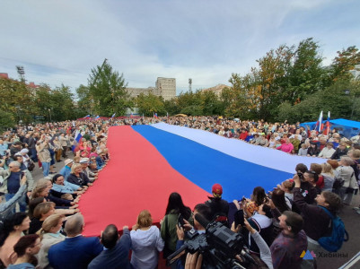 Огромный флаг России развернули в центре Мурманска