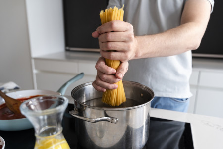 Вода из-под макарон — не отход, а полезная вещь: как приготовить из нее вкусный соус к гарниру