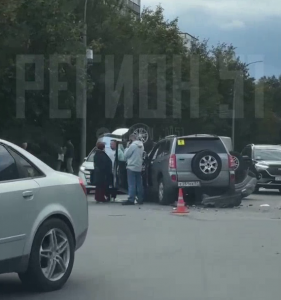 Серьезная авария произошла на перекрестке в Мурманске — одна из машин перевернулась