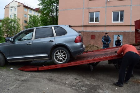 Теперь придётся ходить пешком: у северянина забрали машину за пьяную езду — перед этим он спрятал её от приставов