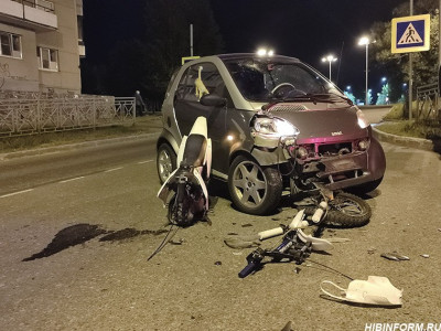 В Апатитах на полном ходу столкнулись малолитражка и мотоцикл, но пострадал только транспорт — водители целы