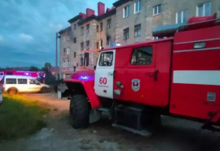 В Кандалакше пожар унес жизнь одного из жильцов загоревшейся квартиры — еще один был спасен