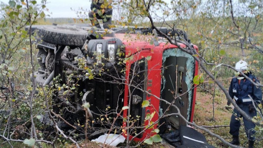 Грузовик перевернулся по дороге в Териберку — водитель в больнице