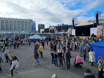 «Детям — мороженое!»: юным мурманчанам в центре города раздавали лакомства