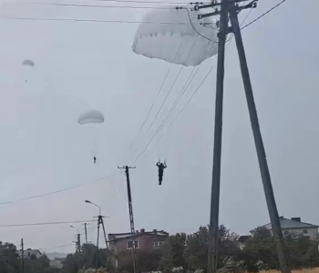 «Стандарты НАТО»: польские десантники «перепутали» полигон с селом — военные повисли на высоковольтных проводах и свалились на крышу дома