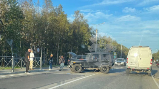 Скапливается большая пробка в Коле: ее причиной стало столкновение двух машин