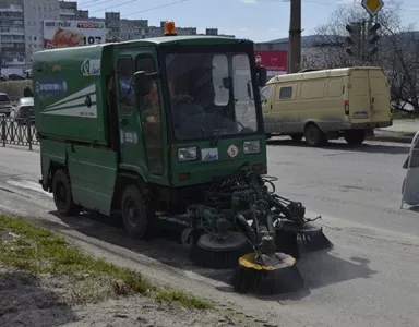 На уборку улиц Мурманска вывели больше полусотни единиц техники