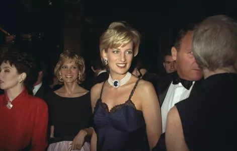 Легендарная шелковая комбинация принцессы Дианы для Met Gala 1996 должна была быть розовой