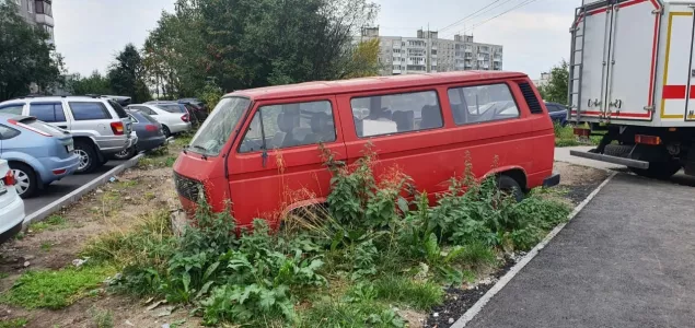 Наглость — второе счастье: мурманчанин использует брошенное во дворе авто как сарай для хлама