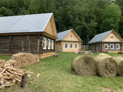 В России набирает обороты новый туристический тренд — «избинг»: каковы преимущества погружения в сельскую жизнь