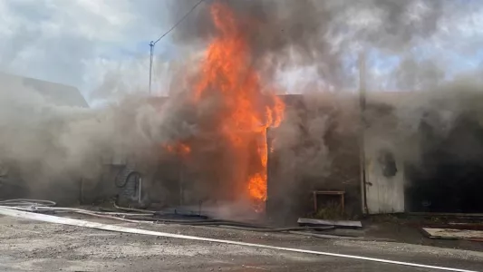 В Кандалакше десять пожарных тушили три гаража