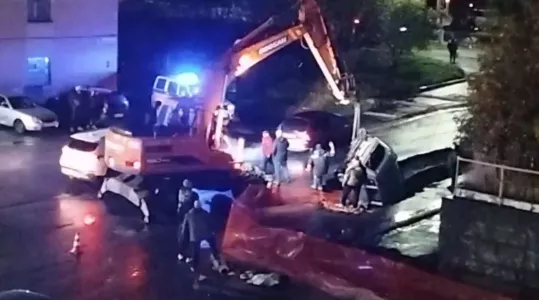 Автомобиль провалился под асфальт в Североморске