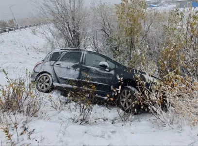 Из-за снега в Кировске иномарка вылетела с дороги