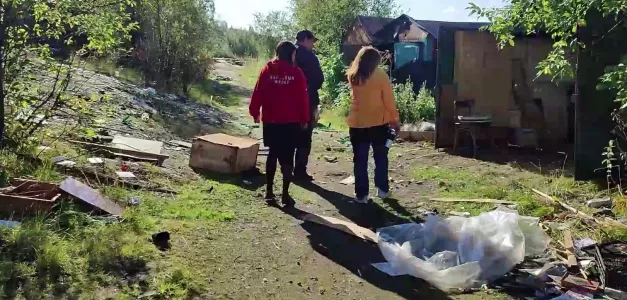 В Мурманске около мемориала Защитникам Советского Заполярья заброшенные гаражи уже год наводят страх на горожан