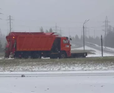 На борьбу со снегопадом в Полярных Зорях вышла на дорогу первая специальная техника