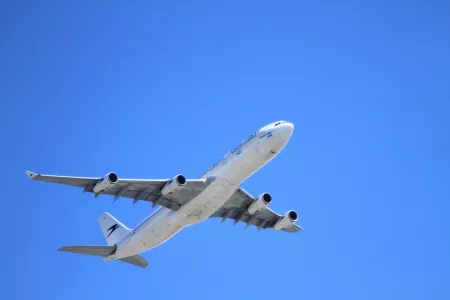 Пилоты летевшего в Москву самолета увидели в небе неизвестный объект красного цвета