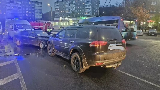 В Мурманске у Семеновского озера столкнулись три автомобиля — пострадали два человека