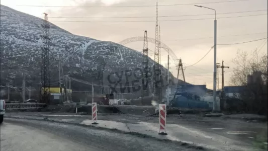 В Кировске разобрали старый мост, но забыли построить новый