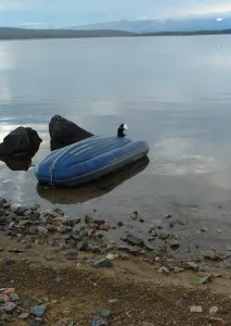 Двое рыбаков перевернулись на лодке на Имандре