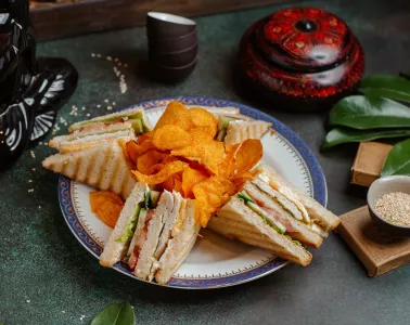 Сытные сэндвичи с копчёной курицей — простой и изящный завтрак