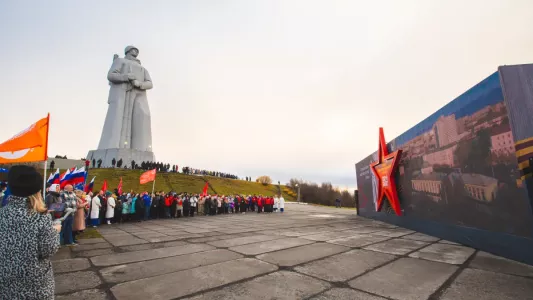 Во время митинга в честь 80-летия разгрома фашистских войск в Заполярье открыли инсталляцию с грамматическими ошибками