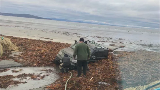 На полуострове Рыбачьем внедорожник завяз в морской капусте