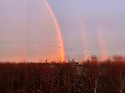 В Кировске горожане наблюдали редкий розовый рассвет с двойной радугой