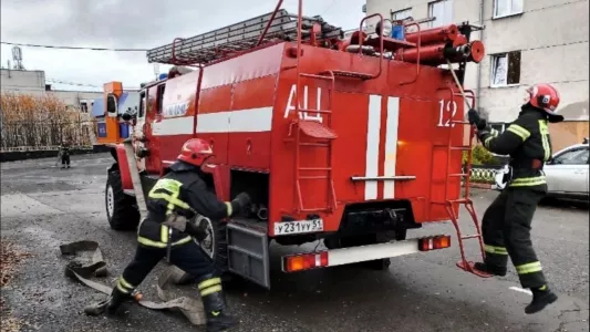 В Мурманске горящую машину тушили девять пожарных