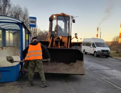 Запасы противогололедной смеси начали формировать на остановках в Мурманске