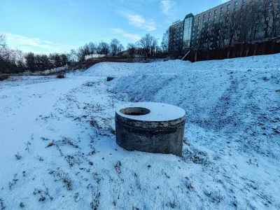 Горожанин пожаловался на открытые колодцы в центре Мурманска: «Если ребенок туда упадет, травма неизбежна, территория не огорожена»