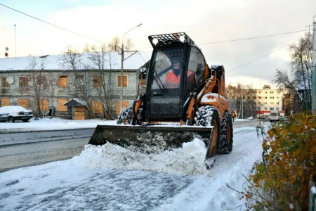 Последствия снегопада на дорогах и тротуарах Мурманска устраняют 81 единица техники и почти 150 дворников