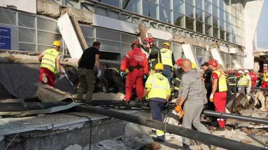 В сербском городе Нови-Сад упавший со здания вокзала бетонный козырек насмерть раздавил 14 человек