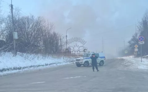 В Мурманске из-за пожара в автосервисе перекрыли дорогу