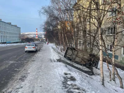 Наехал и скрылся: полиция в Мурманске разыскивает водителя, повредившего пешеходную лестницу